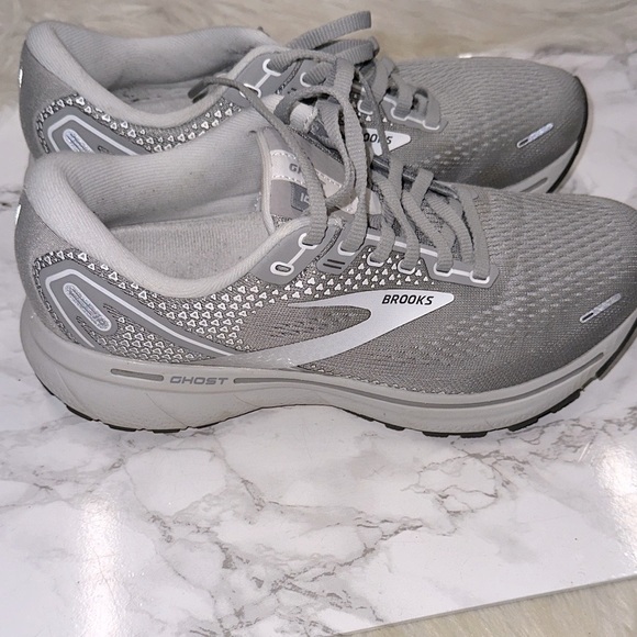 Brooks women’s Athletic Gray Ghost Sneakers size 8 - Picture 7 of 9